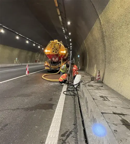 灌南隧道排水渠清淤